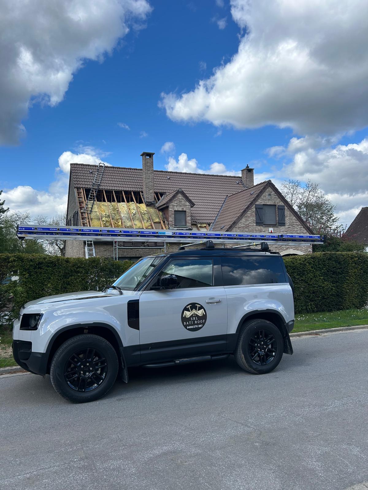 Véhicule BATI ROOF devant un chantier de rénovation de toiture
